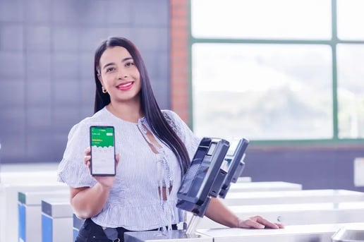 Mujer en los torniquetes del metro de medellin